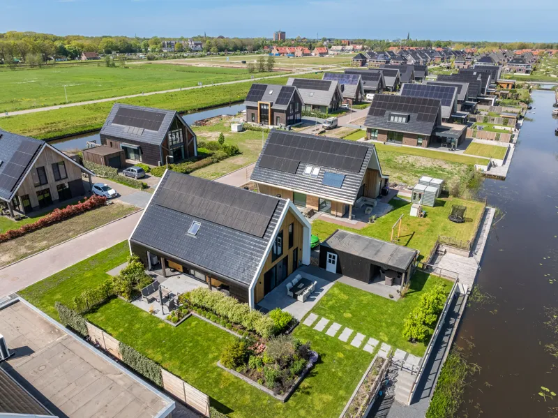 Klassieke woning met symmetrische gevel en rieten dak