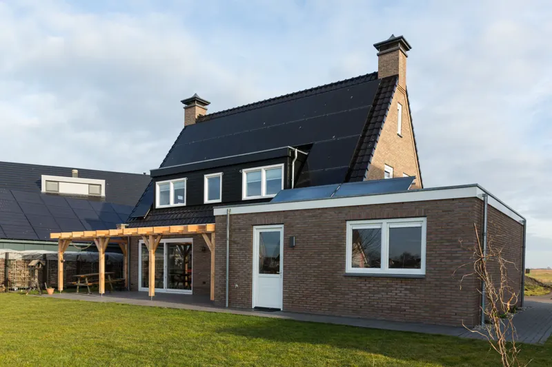 Detail van bakstenen gevel met klassieke kozijnen