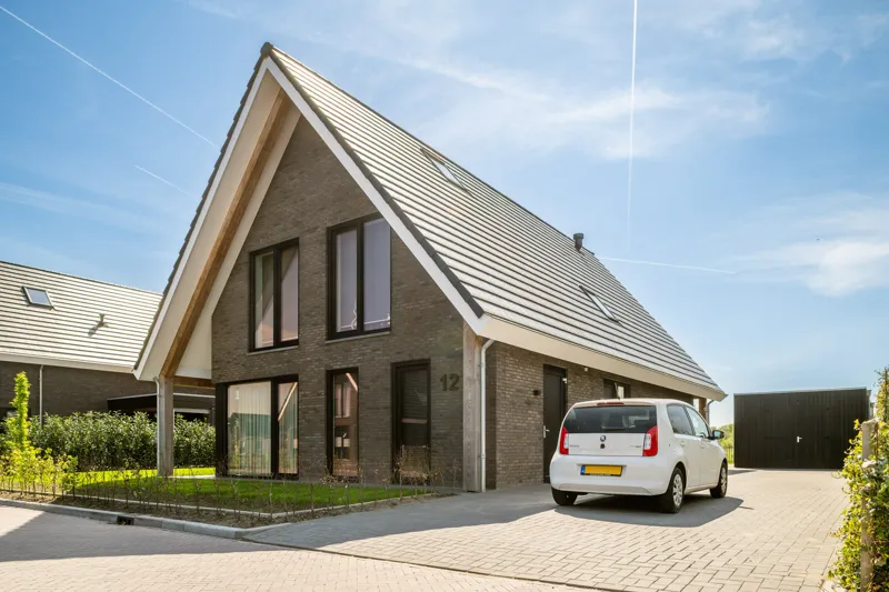 Vrijstaande klassieke woning met grote ramen en veranda Traditionele bouwstijl met moderne afwerking - klassieke woning