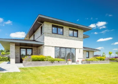 tuin en terras aan het water bij moderne villa in Steenwijk