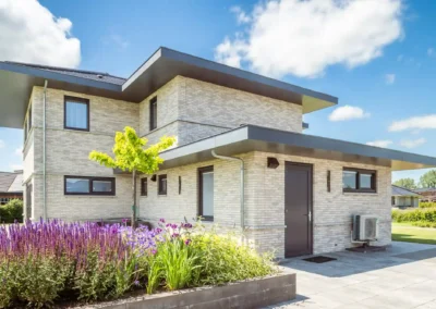 vooraanzicht van moderne nieuwbouwvilla gerealiseerd door Hetebrij Bouw