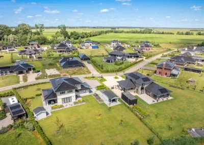 moderne villa met plat dak en grote raampartijen