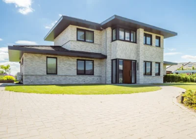 achterzijde van de woning met uitzicht op het water