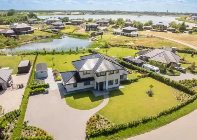 entree van de villa met houten voordeur en moderne afwerking