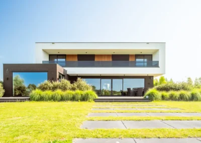 Moderne woning met houten gevelbekleding en wit stucwerk