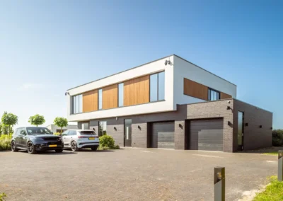 Terras en tuin van moderne woning met zicht op Wellerwaard