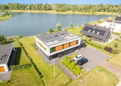 Eigentijdse villa met plat dak aan de Wellerwaard