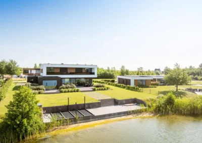 Energiezuinige moderne woning met zonnepanelen en plat dak