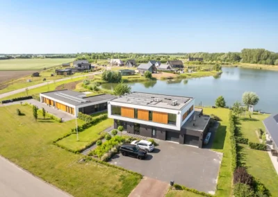 Voorgevel van moderne woning met horizontale lijnen