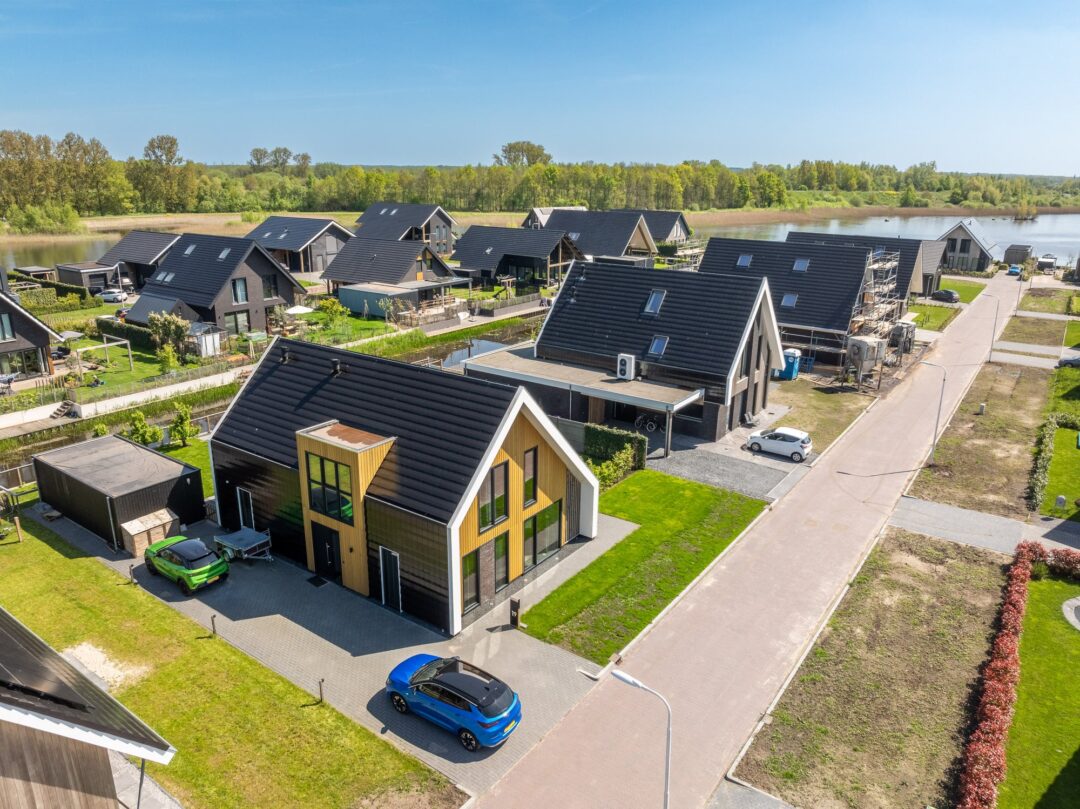 Moderne schuurwoning met zadeldak in Wolvega