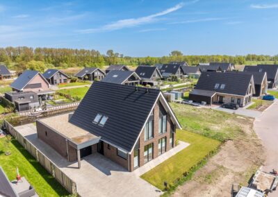 Moderne familiewoning met grote glaspartijen