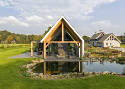 Luxe schuurwoning met glazen gevel en houten spanten